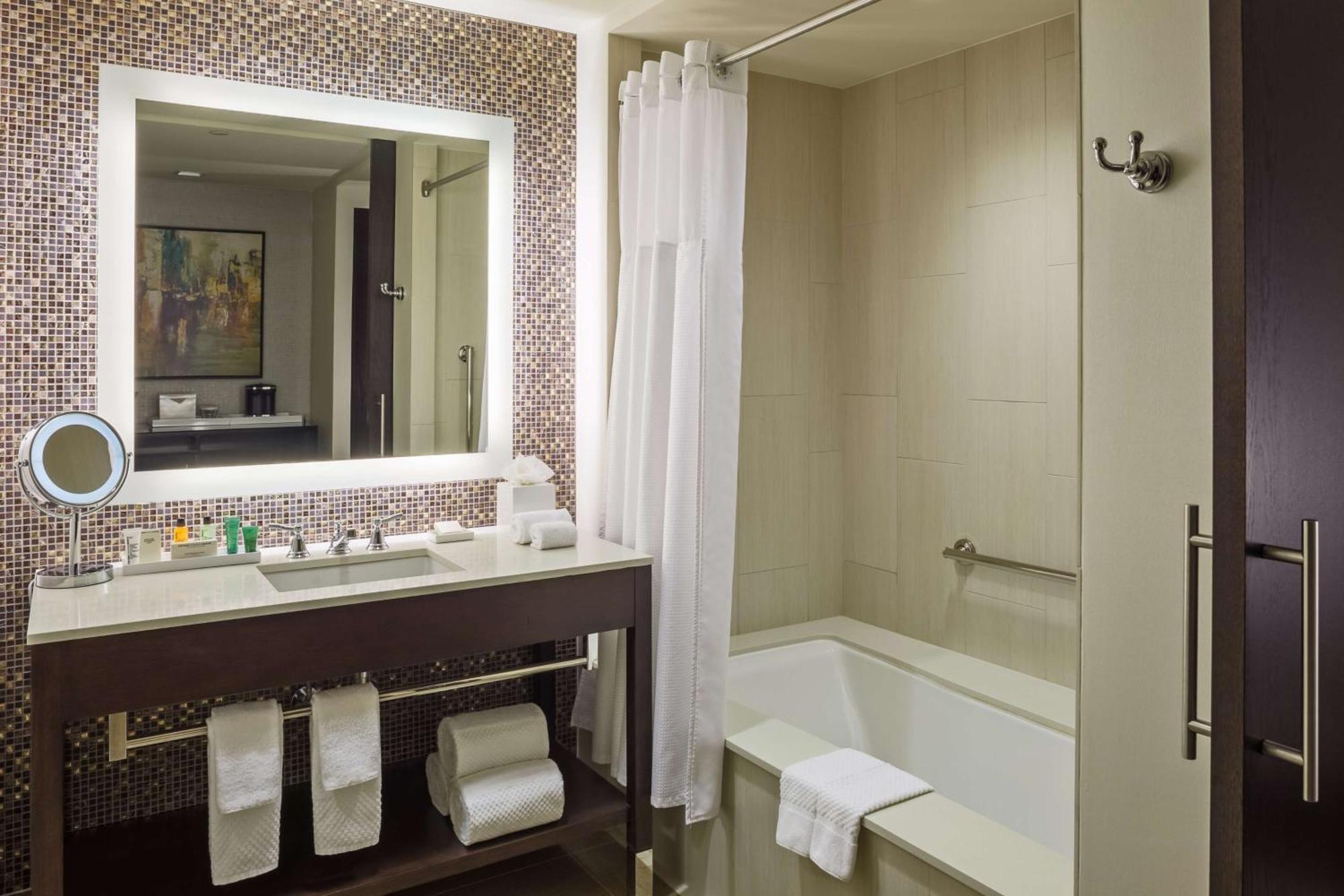 Hilton Dallas/Plano Granite Park Екстер'єр фото