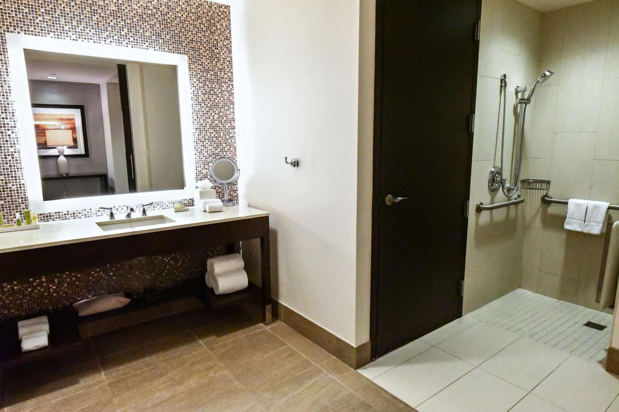 Hilton Dallas/Plano Granite Park Екстер'єр фото